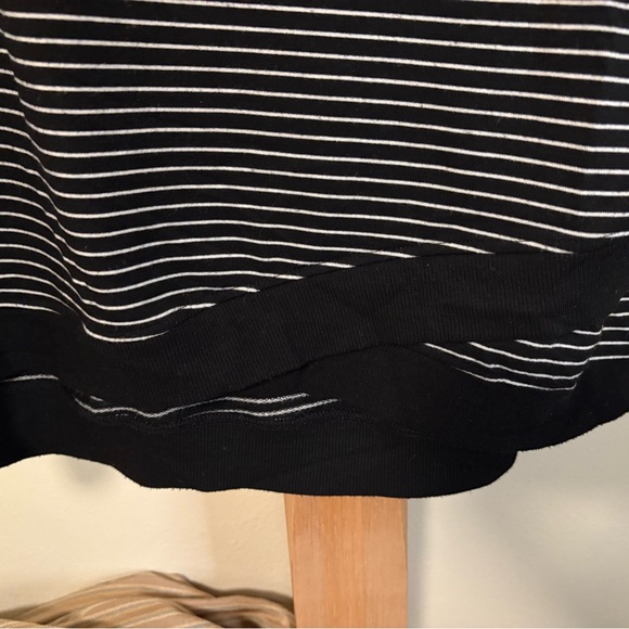 4 for $20!Bundle 4 items w/this title and offer $20!Danskin tulip hem sweatshirt - Picture 3 of 4